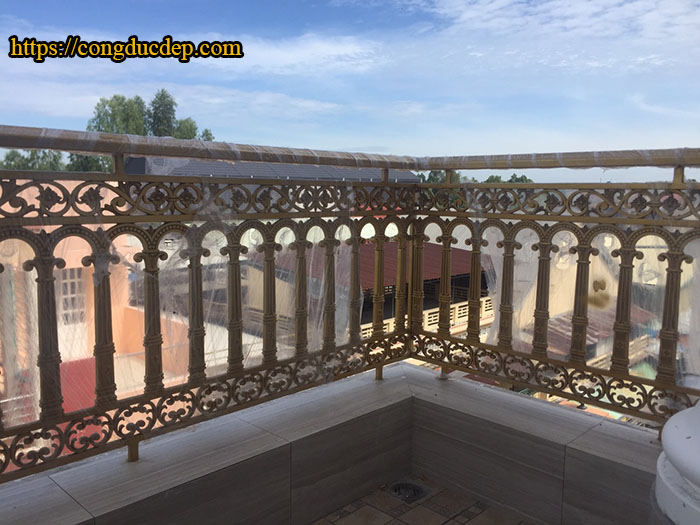 Mẫu ban công nhôm đúc đơn giản cho nhà phố